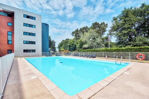 Una piscina al aire libre de temporada