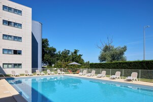 季节性开放的室外游泳池