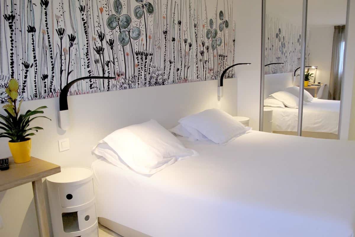 Hypoallergeen beddengoed, een kluis op de kamer, een bureau