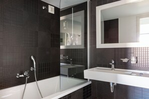 Quarto casal superior, vista para o mar | Banheiro | Chuveiro, produtos de toalete grátis, secador de cabelo 