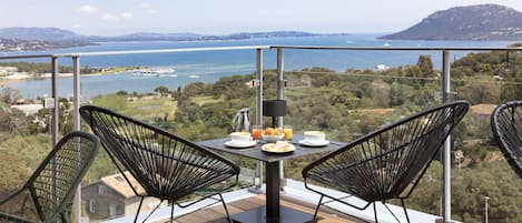 بوفيه فطور يوميًا بتكلفة قدرها (17 EUR للشخص)