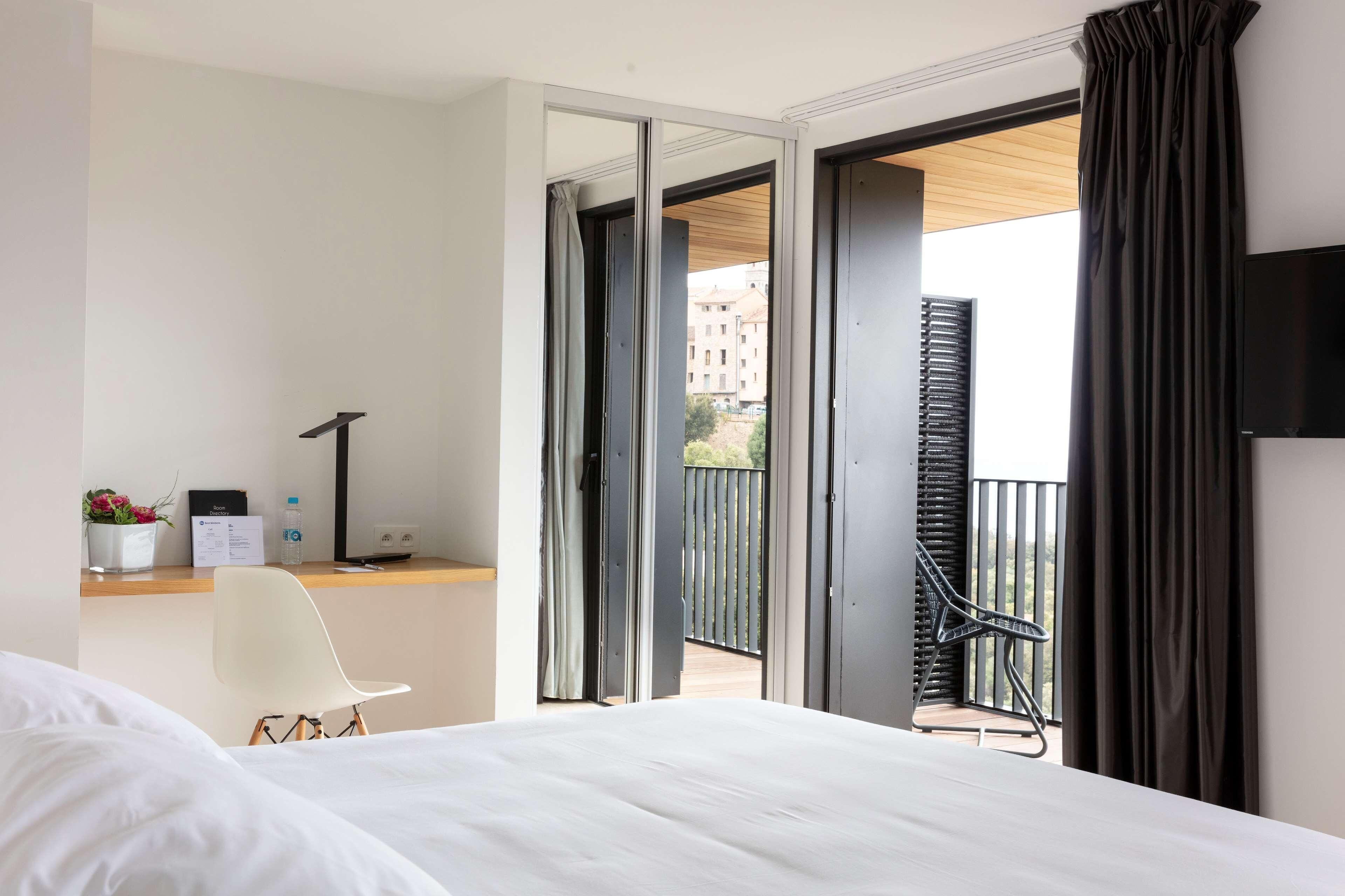 Deluxe tweepersoonskamer, balkon, uitzicht op zee | Hypoallergeen beddengoed, een kluis op de kamer, een bureau