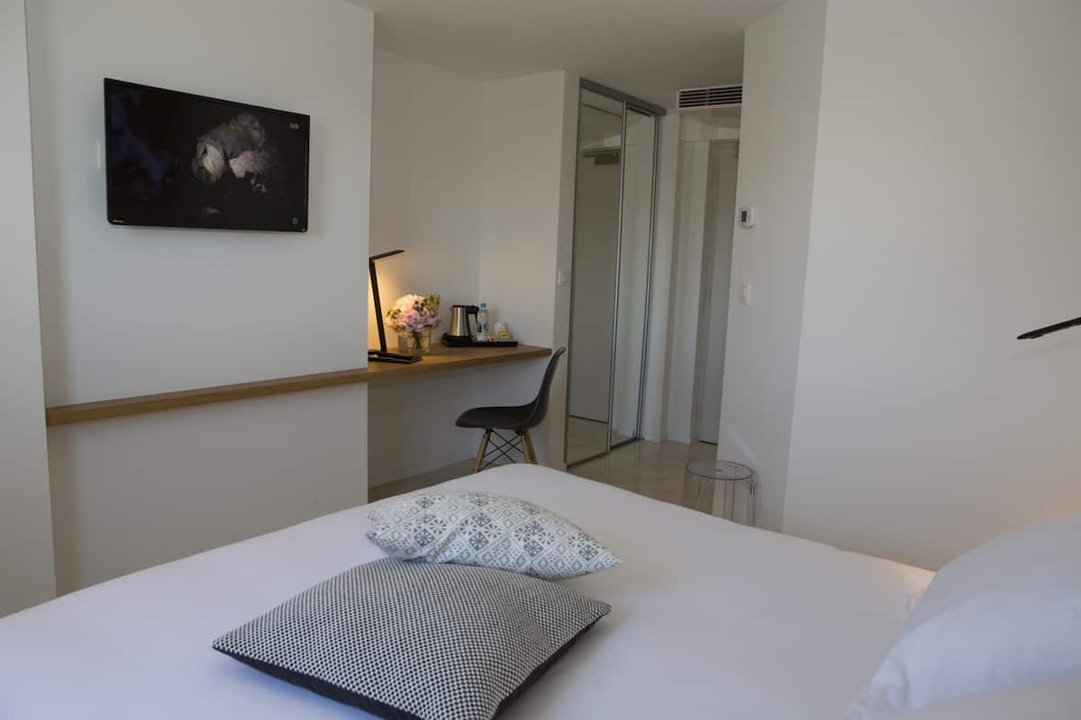 Hypoallergeen beddengoed, een kluis op de kamer, een bureau