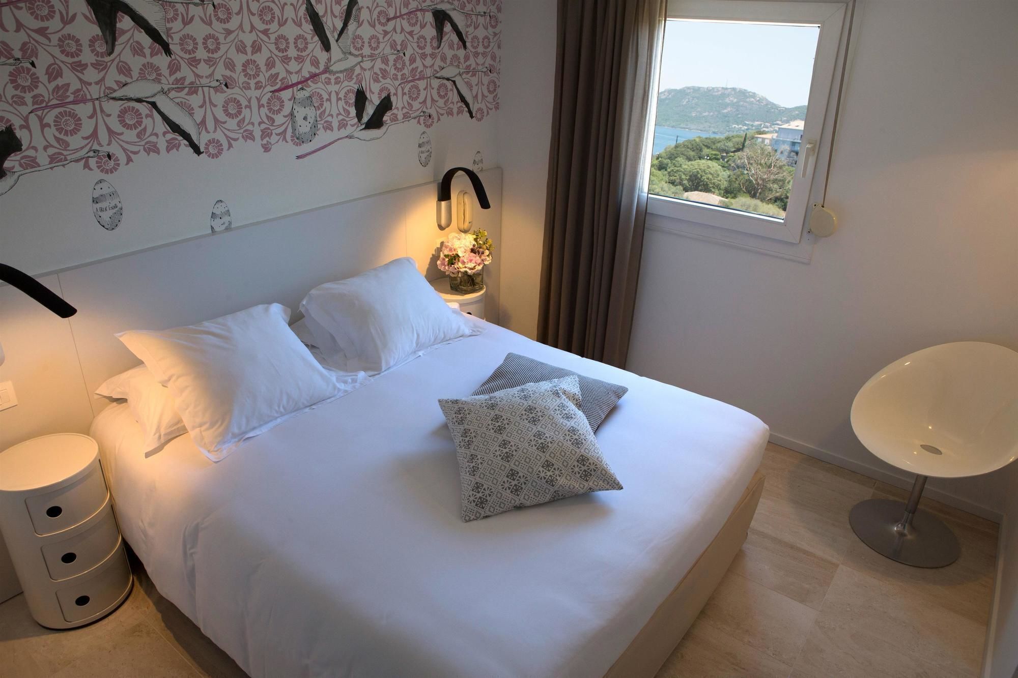 Literie hypoallergénique, coffres-forts dans les chambres, bureau