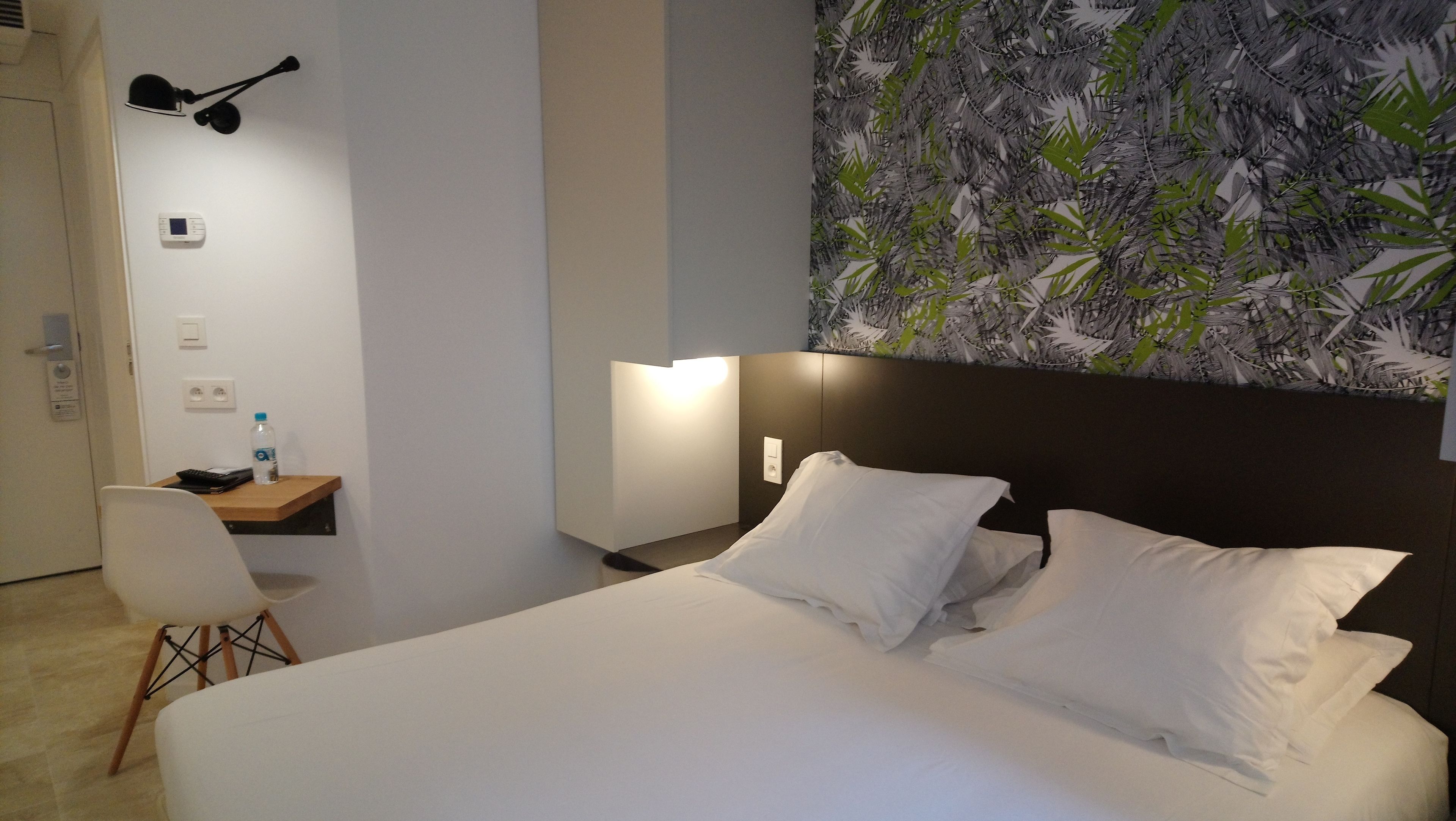 Literie hypoallergénique, coffres-forts dans les chambres, bureau