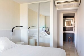 Habitación doble superior, vista al mar | Ropa de cama hipoalergénica y caja de seguridad en la habitación 