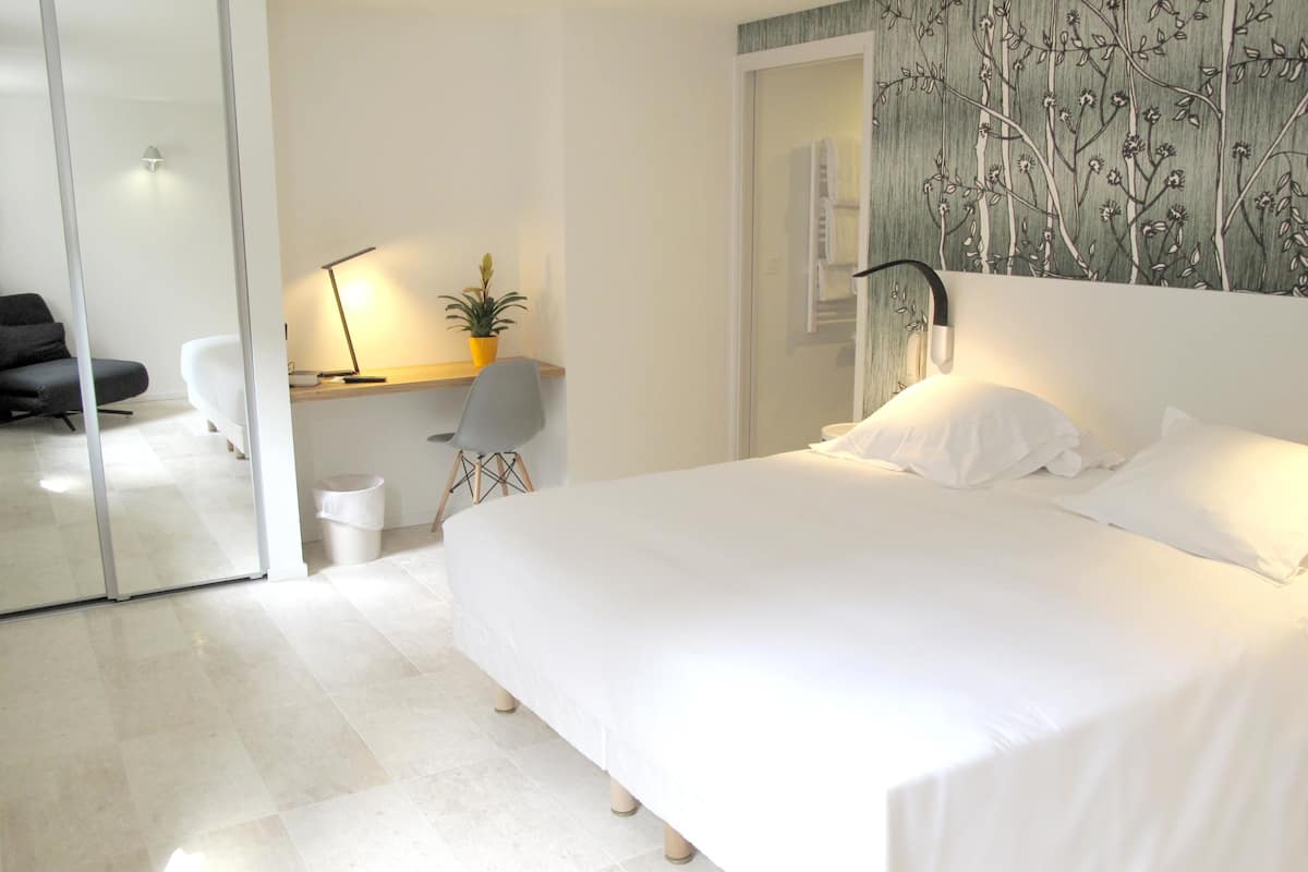 Hypoallergeen beddengoed, een kluis op de kamer, een bureau