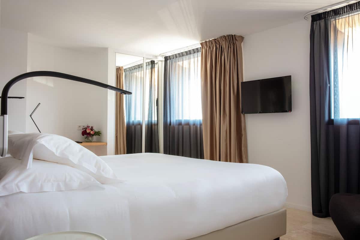 Chambre Double Deluxe, vue mer | Literie hypoallergénique, coffres-forts dans les chambres, bureau