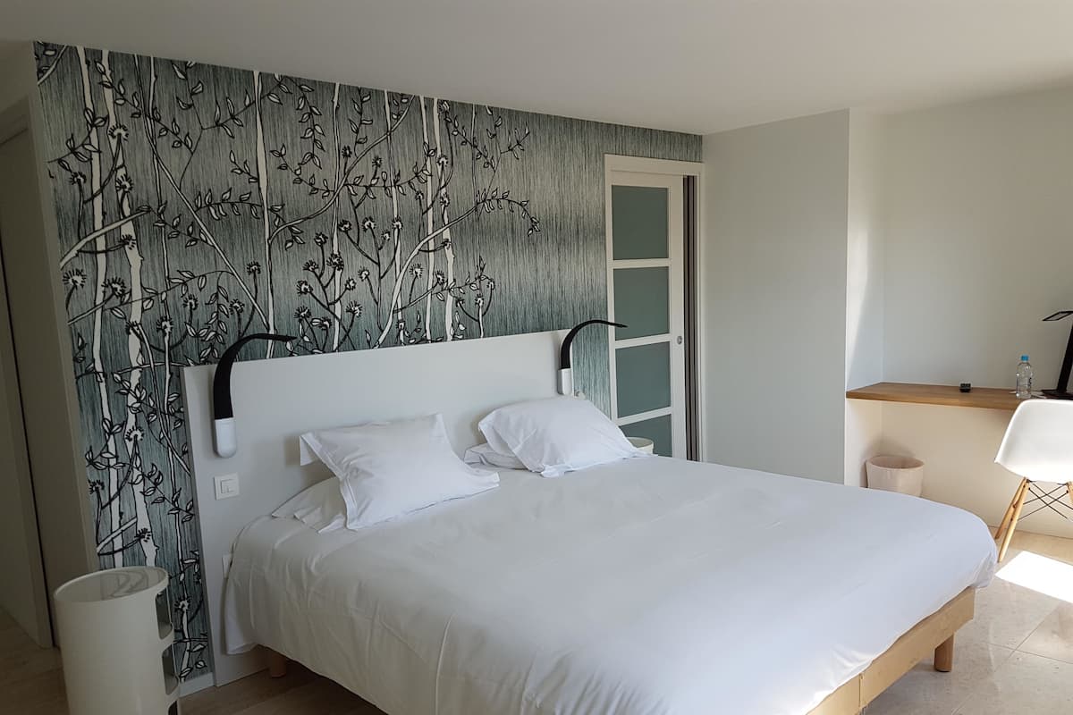 Hypoallergeen beddengoed, een kluis op de kamer, een bureau