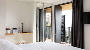 Deluxe-værelse - 1 queensize-seng - balkon - havudsigt | Allergivenligt sengetøj, pengeskab på værelset, skrivebord, lydisolering