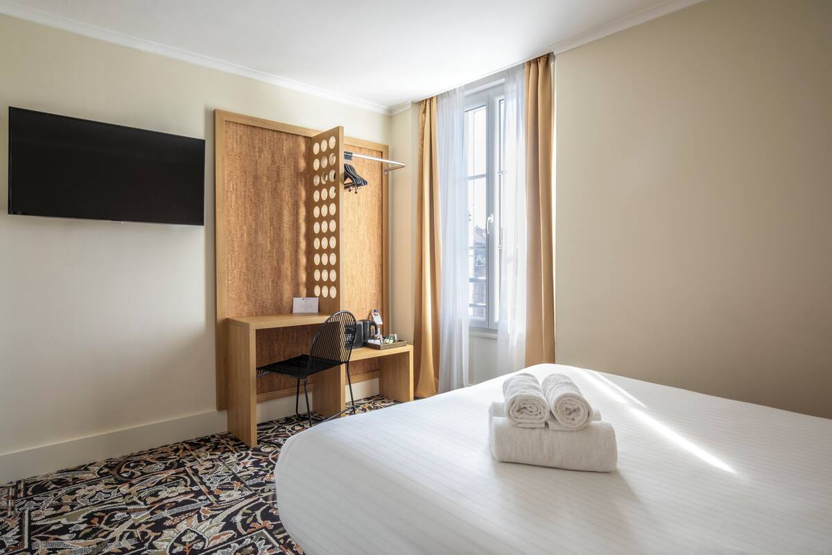 Premium bedding, in-room safe, desk, laptop workspace