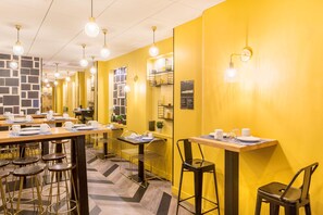 Frokostbuffé hver dag (EUR 13.5 per person)