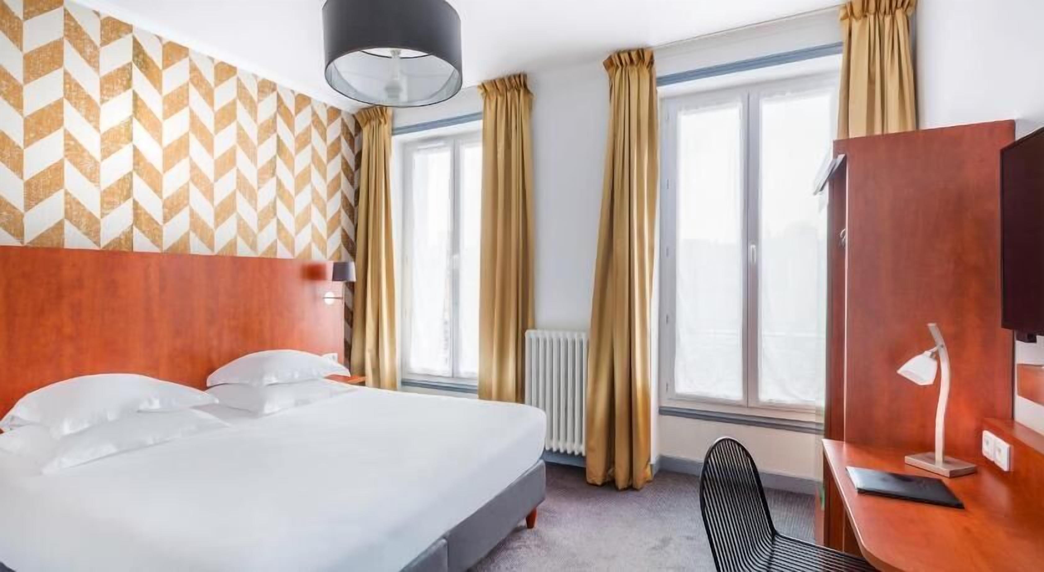 Premium bedding, in-room safe, desk, laptop workspace