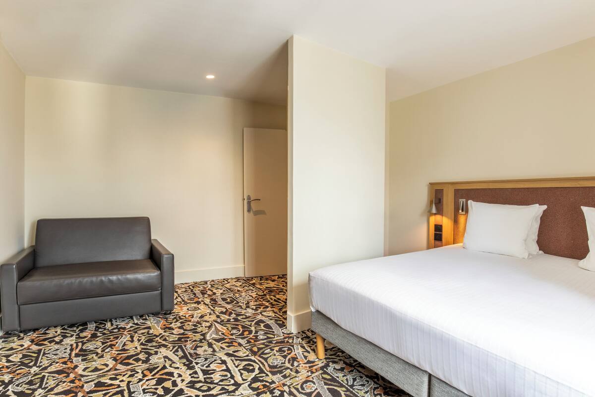 Family Room, 1 Double Bed with Sofa bed, Non Smoking (with Sofabed) | Premium bedding, in-room safe, desk, laptop workspace