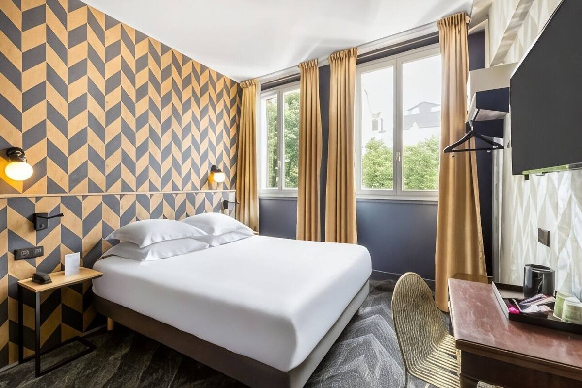 Premium bedding, in-room safe, desk, laptop workspace