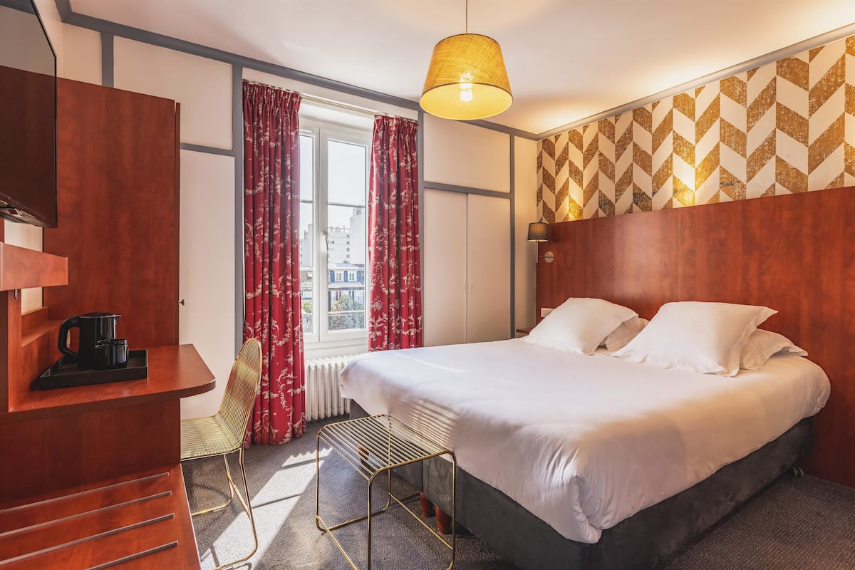 Premium bedding, in-room safe, individually decorated