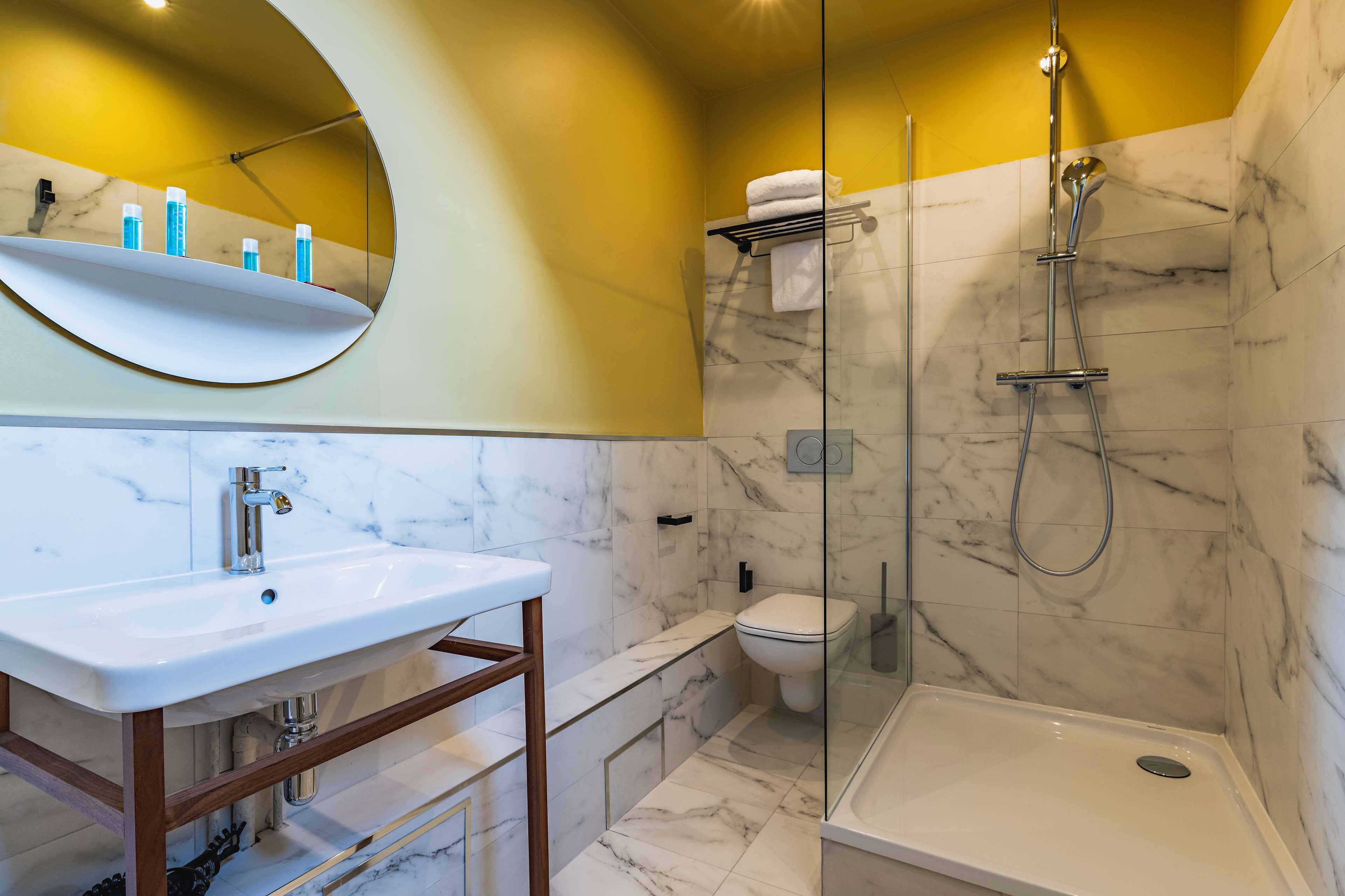 Habitación familiar, 1 cama matrimonial y sofá cama, para no fumadores (with Sofabed) | Baño | Tina profunda, amenidades de baño gratuitas, secadora de cabello 