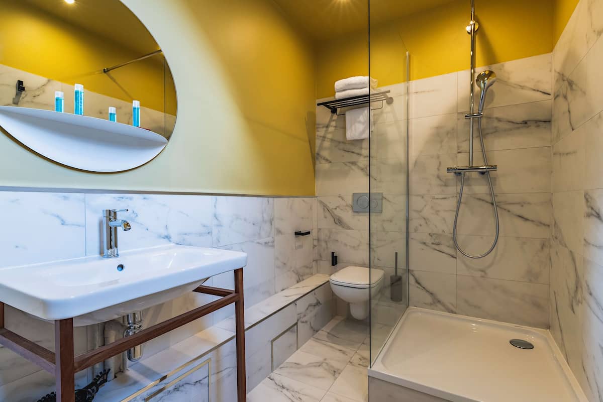 Habitación familiar, 1 cama matrimonial y sofá cama, para no fumadores (with Sofabed) | Baño | Tina profunda, amenidades de baño gratuitas, secadora de cabello