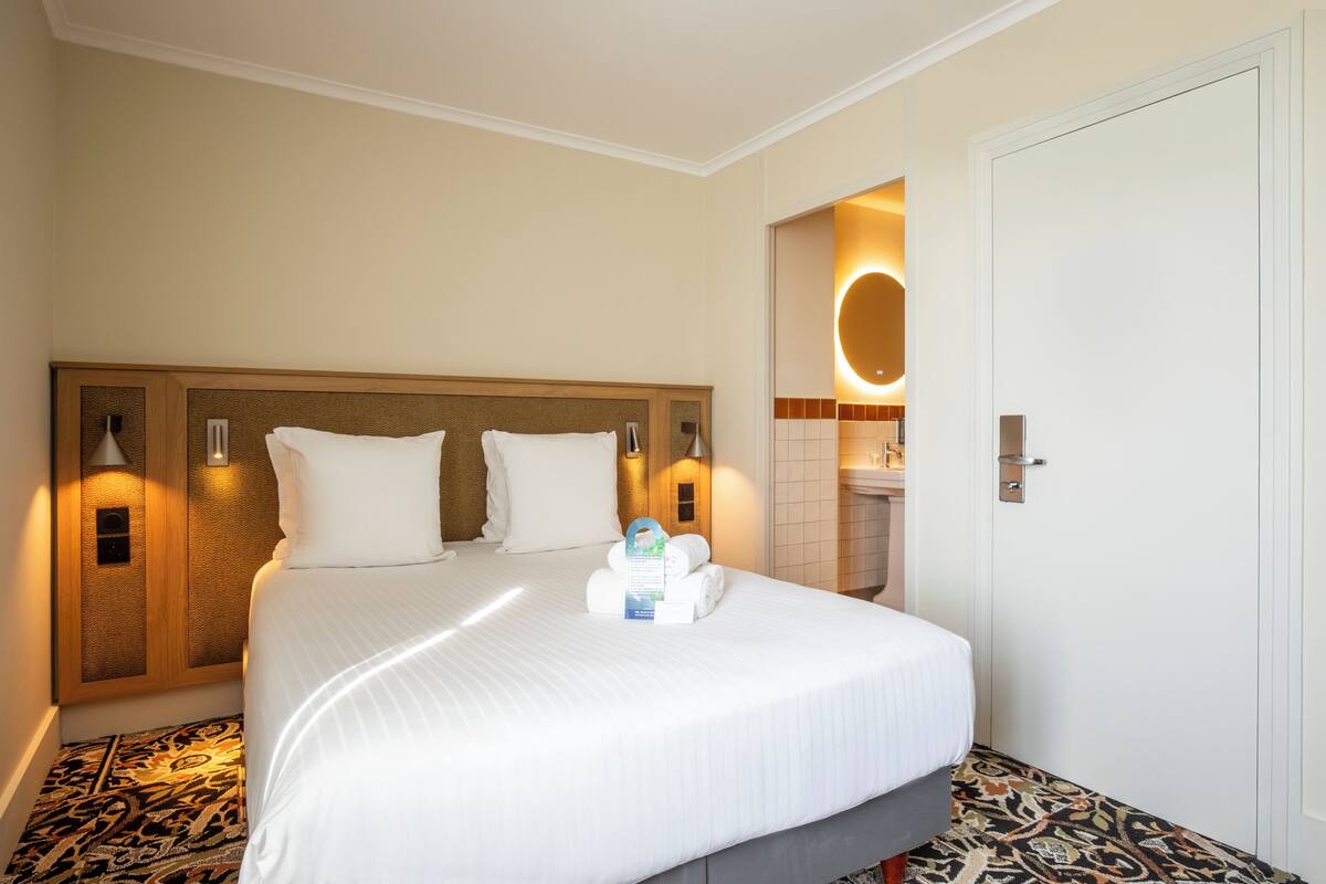 Premium bedding, in-room safe, desk, laptop workspace