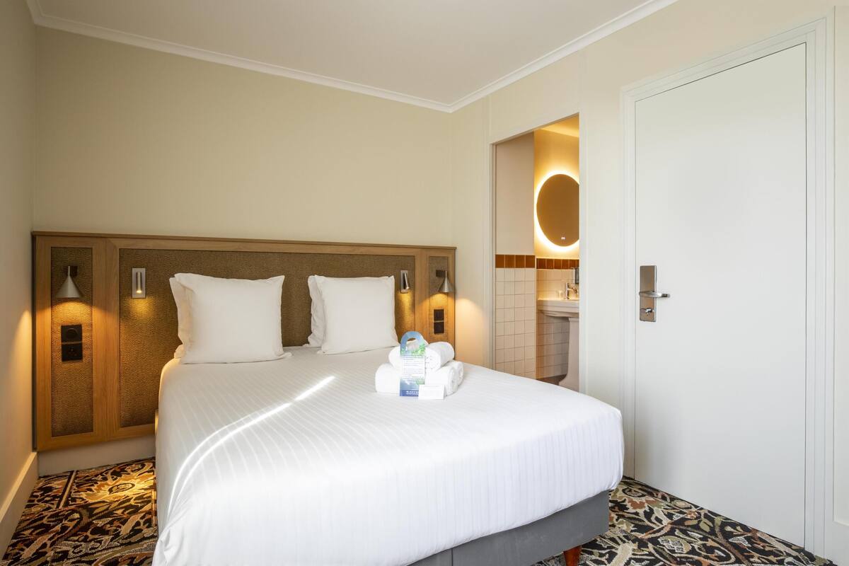 Premium bedding, in-room safe, desk, laptop workspace