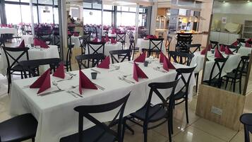 Petit déjeuner et dßner servis sur place