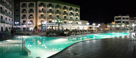 Piscine couverte, piscine extérieure, parasols de plage, chaises longues