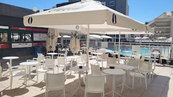 Bar en bord de piscine