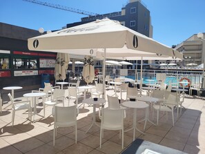 Bar junto a la piscina