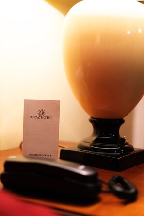 双床房 | 客房内保险箱、办公桌、遮光窗帘、熨斗/熨板