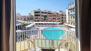 Camera con 2 letti singoli, vista piscina | Una cassaforte in camera, una scrivania, tende oscuranti