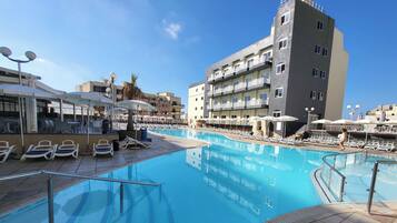 Piscina coperta, piscina all'aperto, ombrelloni da piscina, lettini