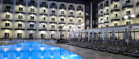 Piscine couverte, piscine extérieure, parasols de plage, chaises longues