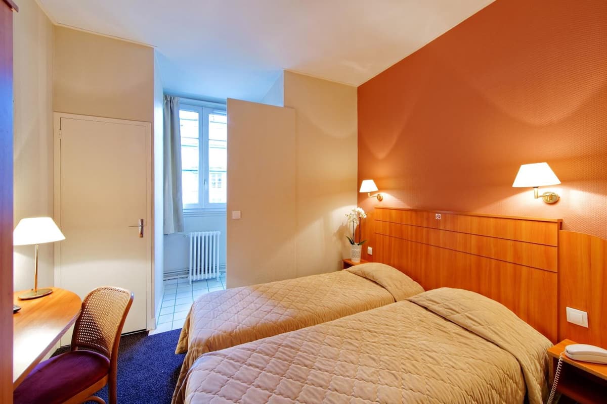 Economy Twin Room | Soundproofing, iron/ironing board, free WiFi