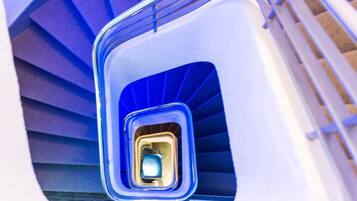 Regadera, amenidades de baño gratuitas, toallas