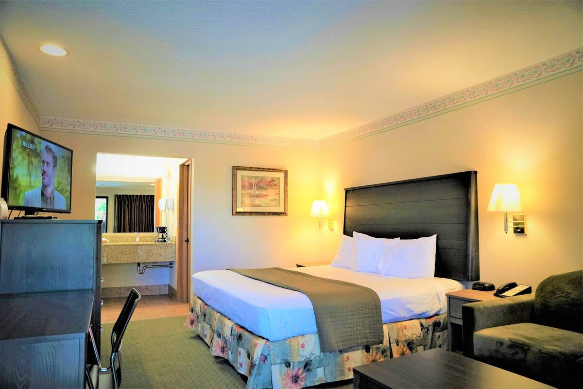 Deluxe Room, 1 King Bed (with Sofa) | Desk, iron/ironing board, WiFi (free), bed sheets