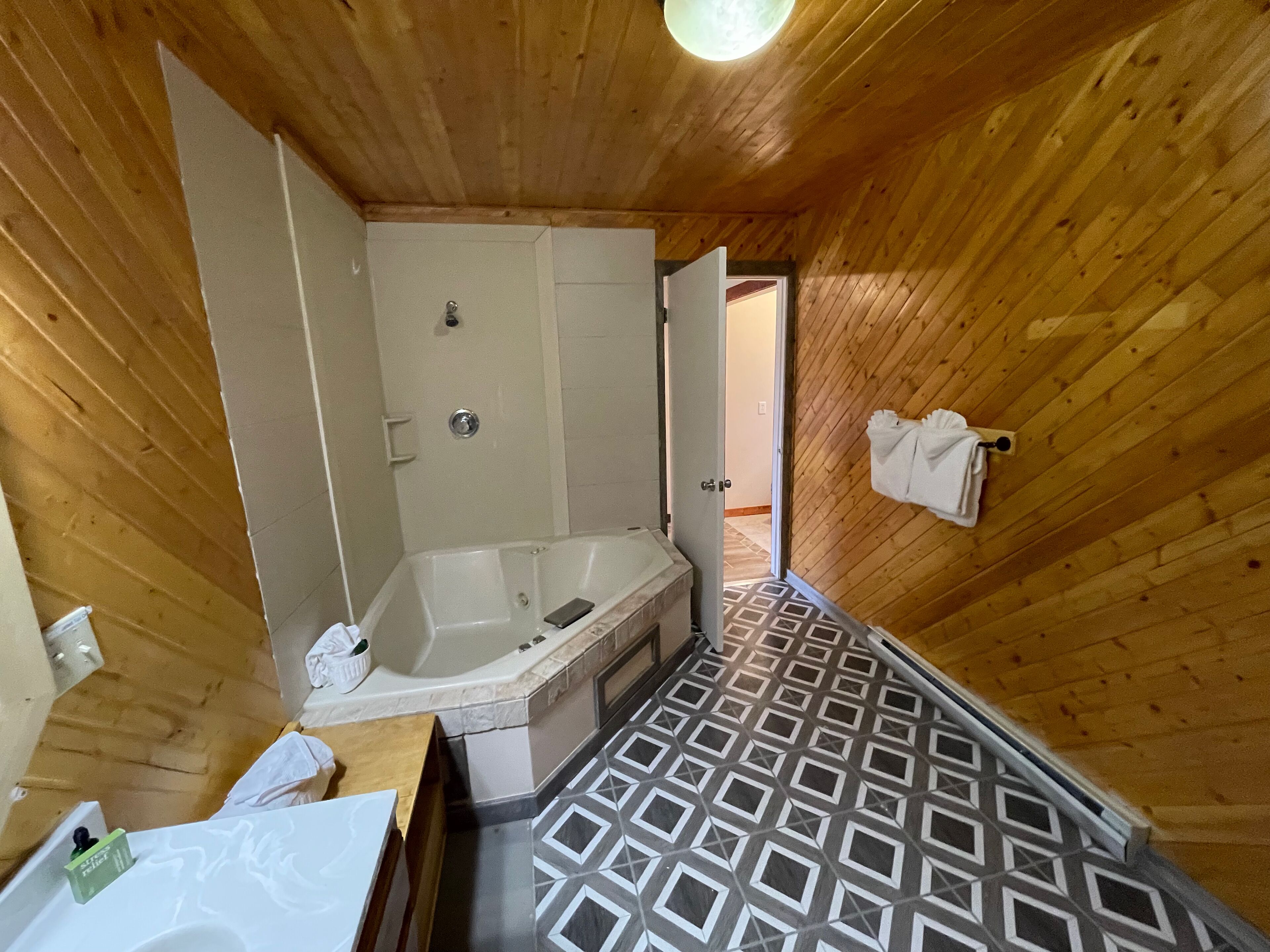 deluxe room, 1 king bed (w/ jacuzzi, non-pet friendly) | bathroom | combined shower/bathtub, free toiletries, hair dryer, towels