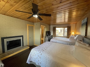 客房, 2 張加大雙人床, 壁爐 (Non-Pet Friendly) | 埃及棉床單、高級寢具、獨特裝潢、布置獨特