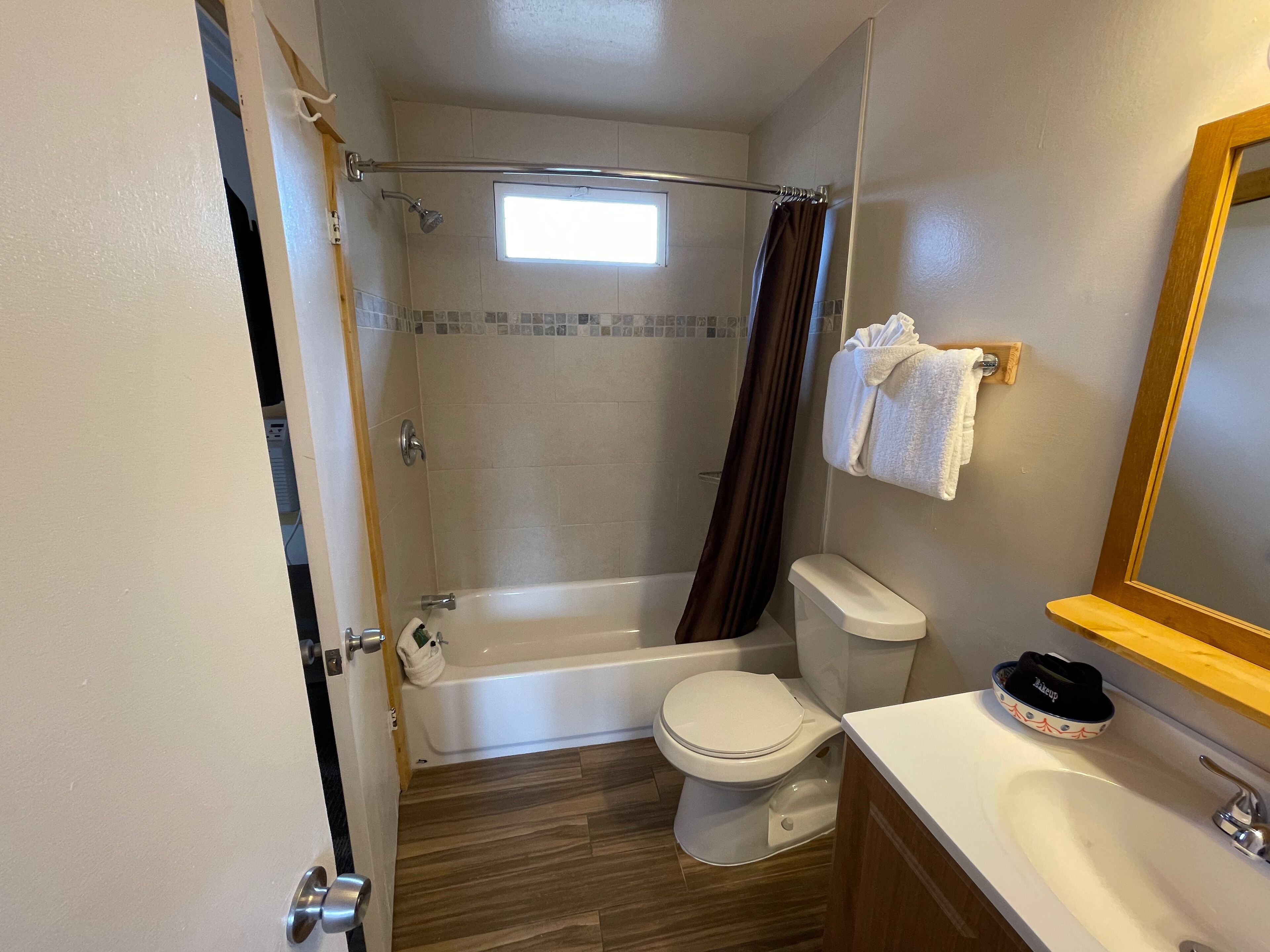 Un bagno piccolo ma funzionale, con doccia, toilette e lavandino.