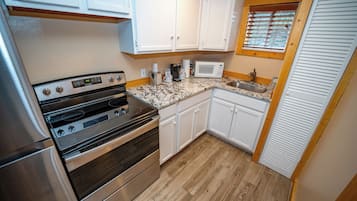 Two Room Cabin (Non-Pet Friendly) | Bếp riêng | Tủ lạnh, lò vi sóng, dụng cụ pha cà phê/trà