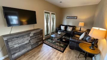 Suite, 2 Bedrooms, Kitchen, Pool View (Non-Pet Friendly) | Living area