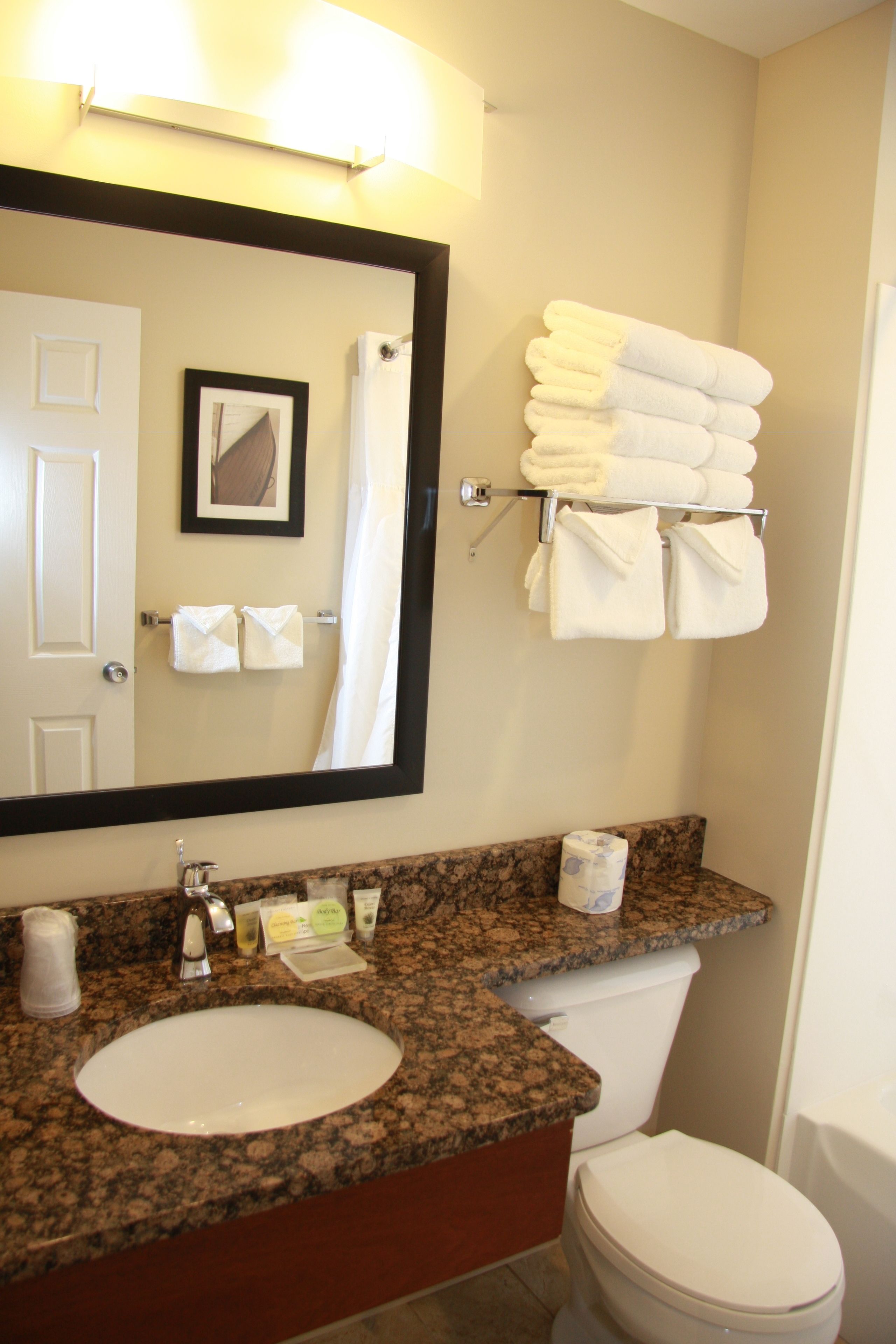 Combined shower/bathtub, free toiletries, hair dryer, towels