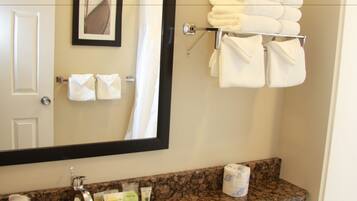 Combined shower/bathtub, free toiletries, hair dryer, towels