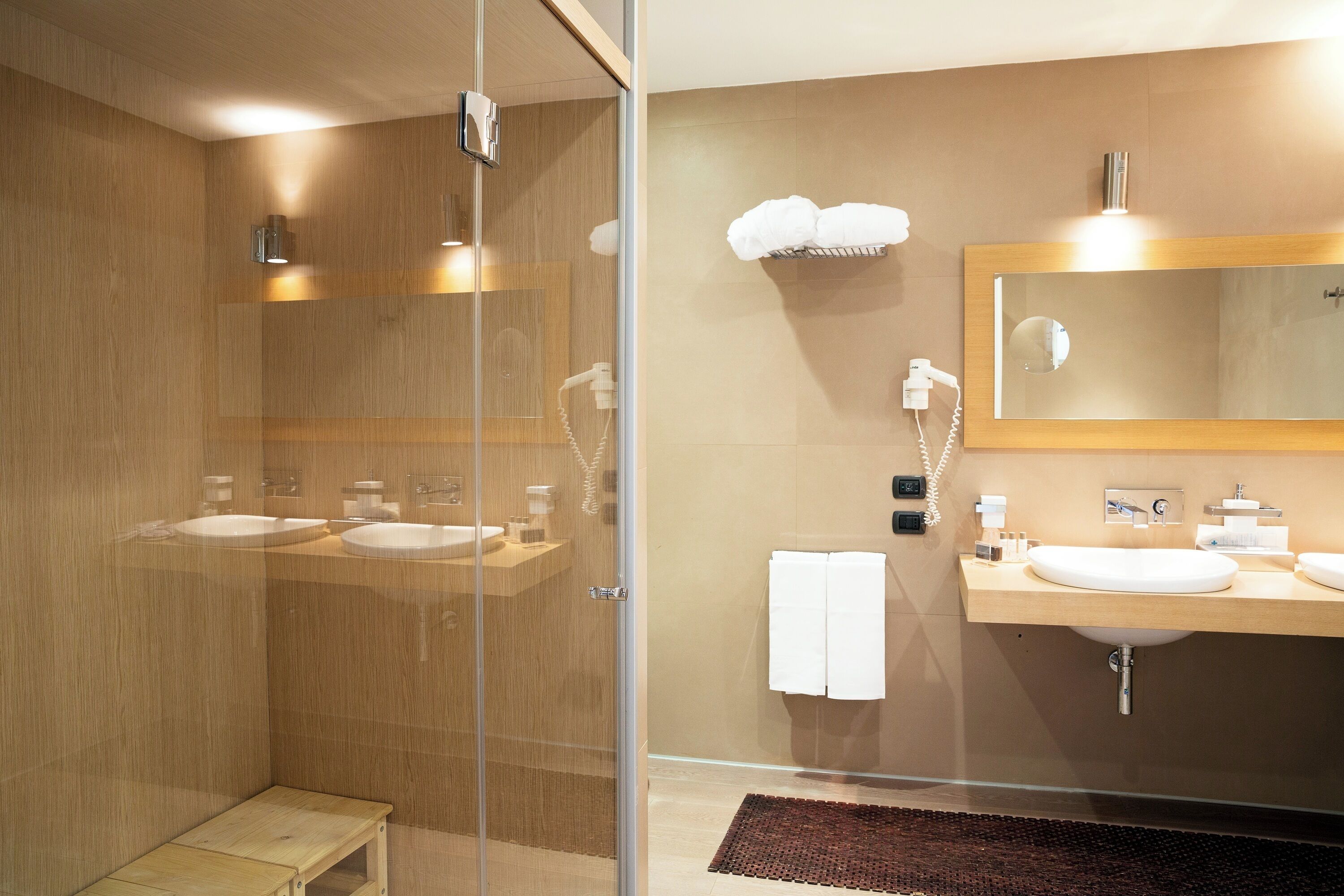 suite (wellness) | bathroom | combined shower/bathtub, free toiletries, hair dryer, bidet