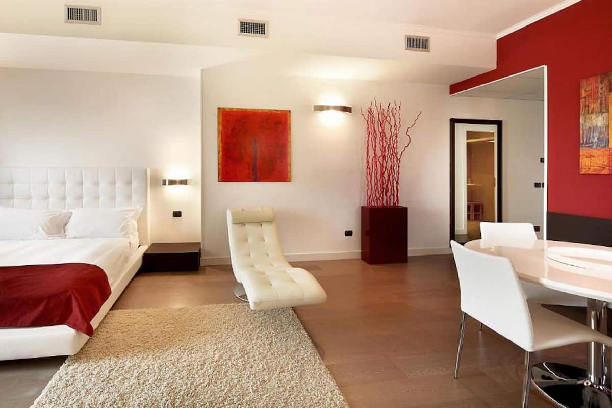 Suite (Wellness) | Minibar, una cassaforte in camera, una scrivania, tende oscuranti