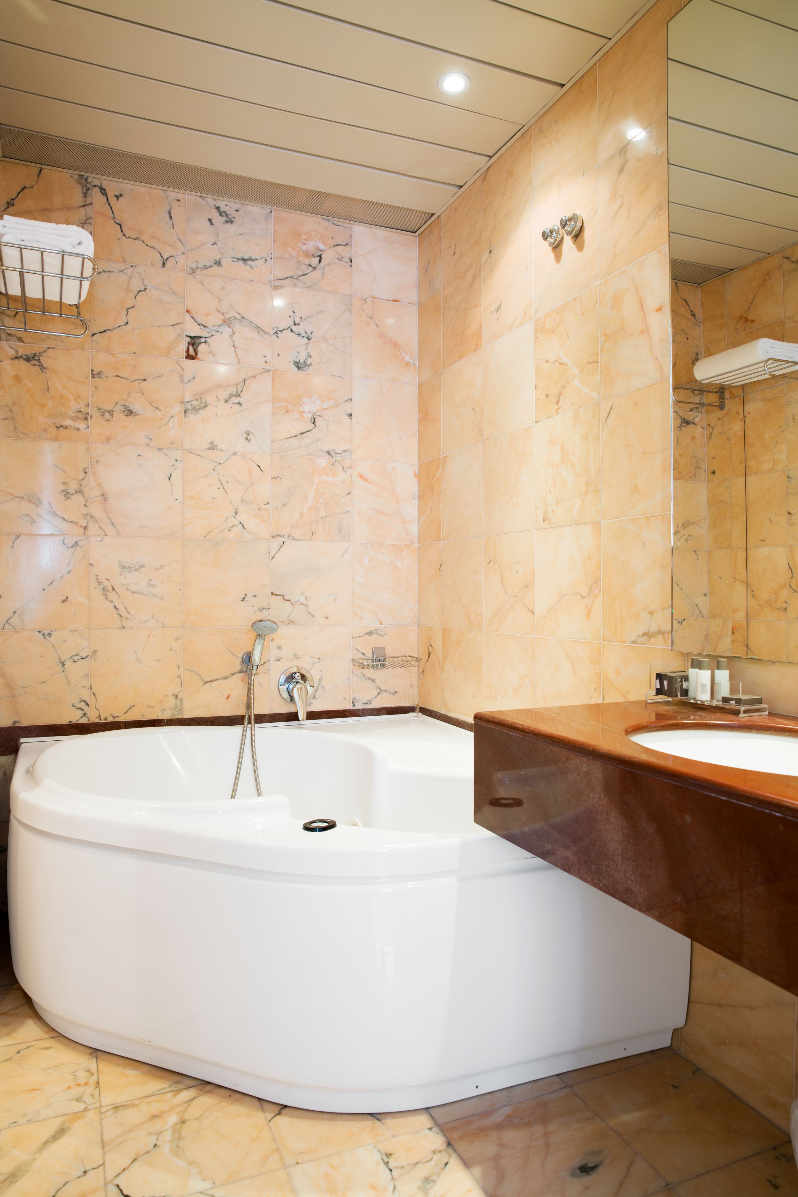 quadruple room | bathroom | combined shower/bathtub, free toiletries, hair dryer, bidet