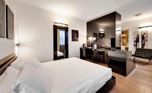Minibar, caja fuerte, escritorio y cortinas opacas