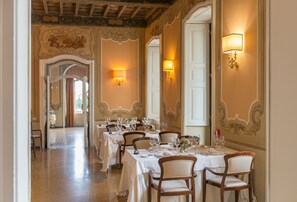 Lunch and dinner served - Shg Hotel Villa Porro Pirelli (Induno Olona)
