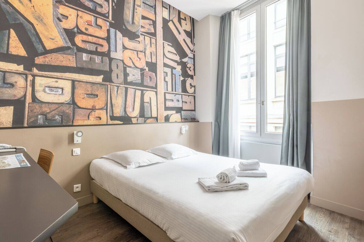Escritorio, tabla de planchar con plancha, wifi gratis y ropa de cama