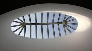 An oval skylight with a grid pattern. - Urban Style Bordeaux Centre Hotel de la Presse (Bordeaux)