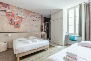 Habitación Confort | Escritorio, tabla de planchar con plancha, wifi gratis y ropa de cama
